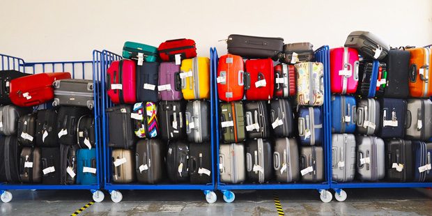 Des porteurs de bagages à la gare Montparnasse pour les grands départs en vacances