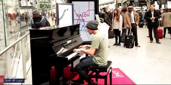 Deux voyageurs revisitent la mélodie de la SNCF pour nous livrer une musique endiablée