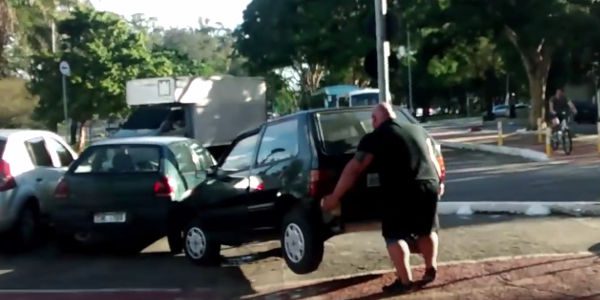 Insolite : un homme soulève une voiture à mains nues pour dégager la piste cyclable