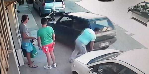 Insolite : un homme soulève sa voiture pour sortir d’une place étroite