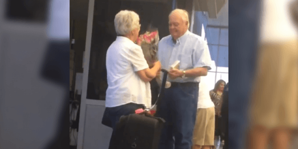 La vidéo de retrouvailles d’un couple de personnes âgées à l’aéroport a ému le monde entier