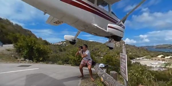 Vidéo : un avion frôle un touriste au moment de l’atterrissage à l’aéroport de Saint-Barthélémy