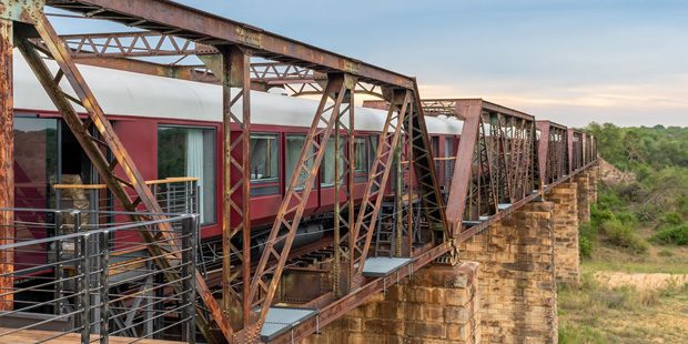 Insolite : un train reconverti en hôtel de luxe sur un site à couper le souffle
