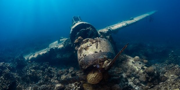 Un plongeur découvre une épave d’avion dans un lac !