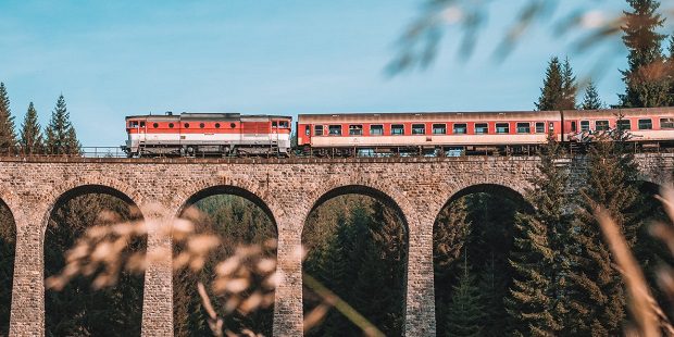 Un hôtel insolite dans un train, perché sur un pont au milieu de la savane !