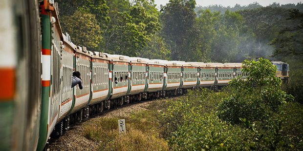Les voyages sur les toits des trains interdits au Bangladesh