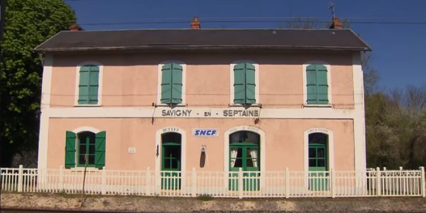 Ces passionnés de train transforment une gare en maison !