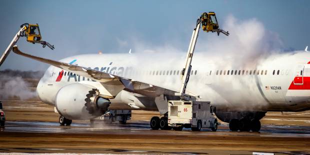 Le processus impressionnant du dégivrage d’un avion !